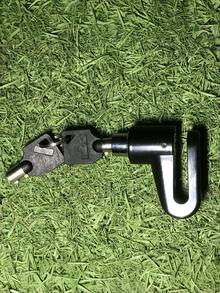 1个高强度紧凑型自行车碟刹锁，采用ABS/锌合金防盗U型锁制成，适用于山地车、摩托车、电动滑板车、三轮车。手动操作，防腐蚀，流线型设计，经久耐用，便携，表面抛光。 - 彩色 - 查看 5