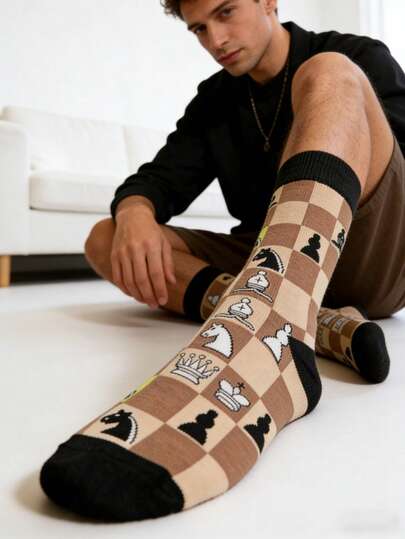 1 双男士棕黑撞色棋盘格图案中筒袜，四季皆宜。