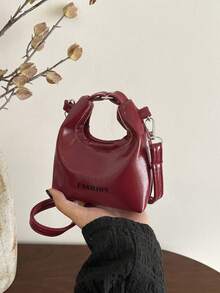 一款复古风格、轻巧便携的斜挎包。2026新款优雅精致，百搭实用，适合女士使用。这款包呈方形。 - 紅色 - 查看 2