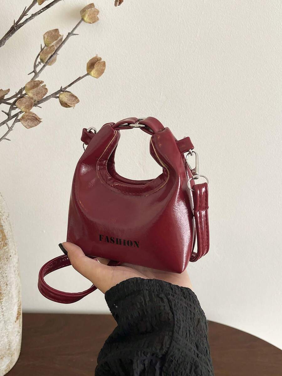 一款复古风格、轻巧便携的斜挎包。2026新款优雅精致，百搭实用，适合女士使用。这款包呈方形。