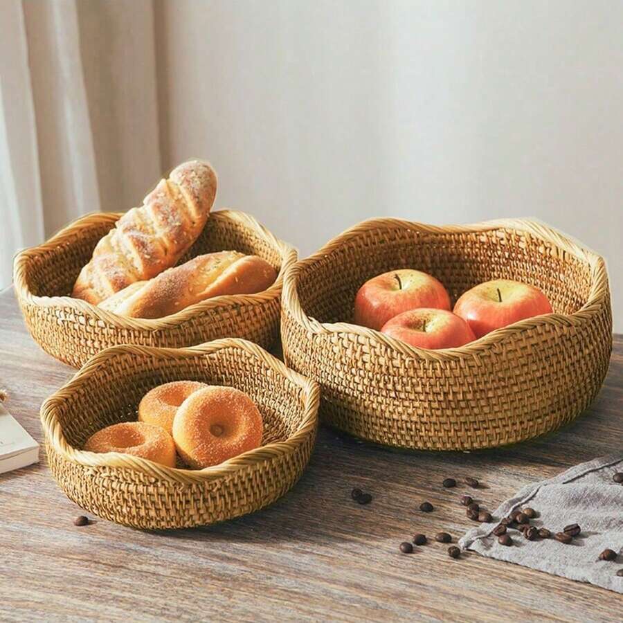 1 chiếc khay tròn viền lượn sóng bằng mây, giỏ đựng rau củ quả nhà bếp, hộp đựng đồ đan thủ công.