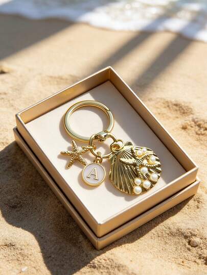 Llavero con letra dorada en estilo bohemio, decorado con conchas y estrellas de mar, disponible en letras de la A a la Z - perfecto para temas de vacaciones y playa. Llavero con inspiración playera encantadora, ideal para decoración de vacaciones y recuerdos de viaje, accesorio de vacaciones | Diseño alegre | Aleación de zinc duradera, un regalo o decoración ideal para mochilas, carteras y bolsos. ¡Un gran regalo para novios!