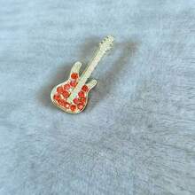 1枚闪亮水钻吉他造型胸针，适合学院风、日常佩戴、音乐节等场合，男女皆宜。 - 彩色 - 查看 7