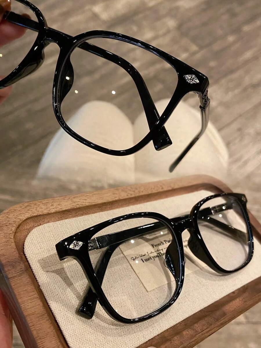 Retro Square Black FrameBlue Light Glasses For Women And Men, Vintage Oversized Clear Lens Eyeglasses With Silver Cross Metal Detail, Luxury Designer Style Optical Glasses Frame, Y2K Punk Aesthetic Computer Gaming Eyewear, Chic Intellectual Academic Style Spectacles, Decorative Fashion Non-Prescription Frames, Classic Thick Frame Fake Glasses, Lightweight Comfort Fit Desktop Reading Glasses, Premium Quality Resin Lens Optical Eyeglasses, Elegant Minimalist Office Wear Accessory, Unisex High Definition Clear Vision Spectacles, Gothic Inspired Streetwear Fashion Eyewear, Blue Light Block Filter Technology For Digital Screen Users,  Sight Eyewear, Fashion Forward Statement Piece Eyeglasses, Modern Retro Fusion Daily Accessories For Students And Professionals, Durable Glossy Finish Plastic Frames With Intricate Engraved Metal Floral Core Inlay Detail, Gothic Cross Decorated Temple Eyewear, Nerd Style Eye Frames, Stylish Vision Protector Spectacles For Men Women - 黑色 - 查看 1