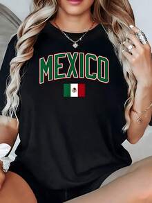 Bandera tricolor con el nombre MEXICO en letras grandes que representa orgullo nacional energía festiva y espíritu patriótico para quienes aman su país camiseta de mujer casual cómoda 220g - Negro - Ver 1