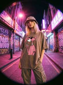 The Latest American-Style 100% Cotton T-Shirt Suitable For Both Men And Women. Featuring A Fun Retro Pink Leopard Print Cartoon Letter Pattern. This Is A Street-Style Korean Version Of Comfortable And Retro Fashion For Daily Commuting And Versatile Clothing That Fits The Y2k . It Is A Regular, Niche Punk-Style Black Round-Neck Short-Sleeved Washed T-Shirt With A Relaxed Fit. This Is A Washed Retro Series Of Comfortable Cotton T-Shirts, Easily Creating Retro Casual Clothing. It Is Suitable For Daily Commuting, Casual Outings, Music Festivals, And Daily Wear. Classic Retro Style. Men's Printed T-Shirt, Women's Printed T-Shirt, Couple's Outfit. - 摩卡棕 - 查看 2