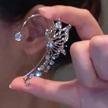 Butterfly Ear Cuffs For Women, Featuring A Unique Design, Versatile And Ultra-Fairy-Like With Diamond Inlays. They Exude A Fairy-Like Charm, With A Design Style Full Of Romance And Elegance; Suitable For Mothers, Women, And Girls To Wear; They Are High-End Fashion Products. - 銀色右耳 - 查看 1