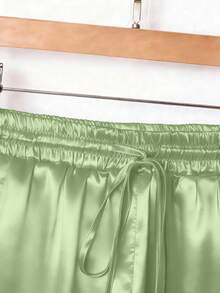 1件纯色梭织抽绳裤，适合度假、上学、聚会、机场、舞台表演、秋冬季穿着，表面有光泽。 - Limelight Green - 查看 5