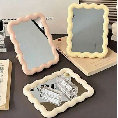 1 chiếc gương trang điểm dễ thương, thiết kế lượn sóng màu kem, để bàn hoặc treo tường, phù hợp cho ký túc xá sinh viên, trang trí văn phòng nhỏ, gương cầm tay di động, phụ kiện trang điểm phòng ngủ, gương nhỏ xinh, món quà lý tưởng cho các bạn nữ tuổi teen, bạn bè nữ vào dịp sinh nhật, Lễ tình nhân, Giáng sinh, tựu trường.