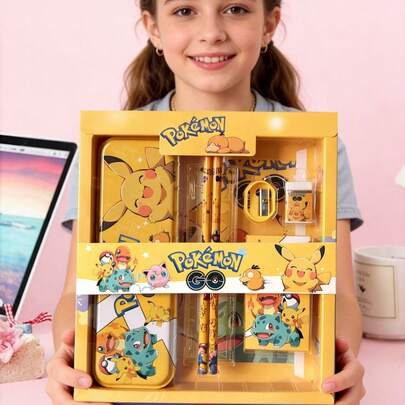 pokemon 卡通人物风格文具礼盒套装，内含铅笔、笔记本、卷笔刀、铅笔盒、尺子、橡皮擦和蜡笔。