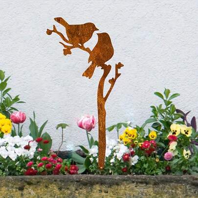 1个红色小鸟栖息在树枝上的花园插牌，复古铁艺鸟形装饰品，适合花坛装饰，是感恩节和圣诞节的完美之选，也是庭院装饰的理想选择。