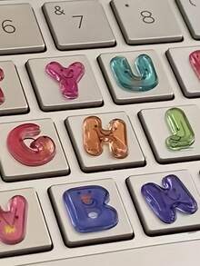 动漫主题防刮PVC键盘贴纸 - 光面键帽，包含A-Z字母和数字，非对称布局，适用于笔记本电脑、台式电脑和台式机（移除后不留残胶）。是送给朋友的理想生日或复活节礼物！ - 字母 - 查看 5