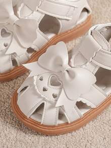 女童米色蝴蝶结爱心镂空露趾凉鞋 夏季儿童软底防滑平底公主鞋 - 米色 - 查看 11