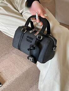 新款时尚女士半软摩卡色枕形包，采用PU皮革制成，配有可拆卸肩带，并饰有金属吊坠和标签。这是一款优雅的女士手提包/单肩包，采用高端材质，适合工作通勤、聚会、购物等各种场合。 - 黑色 - 查看 2