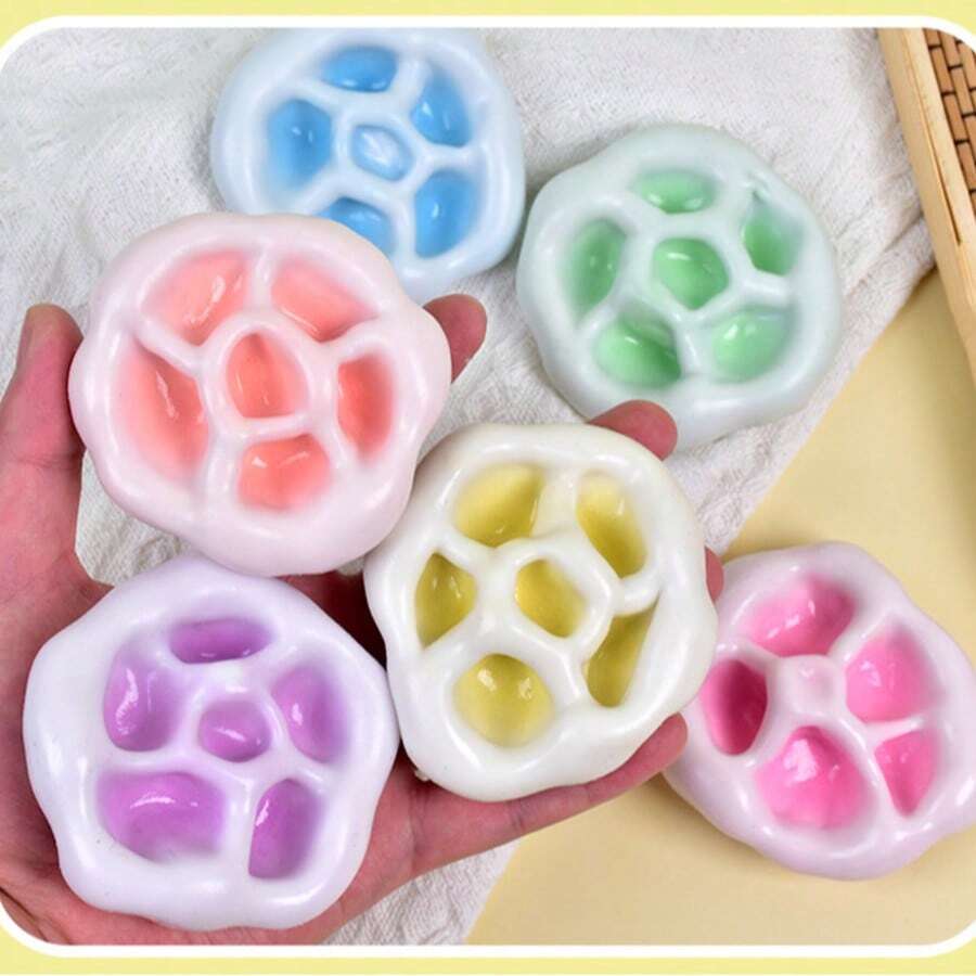 这款柔软可爱的麻糬毛绒玩具是送给朋友和喜欢放松的人的温馨节日礼物。尽情捏捏它，舒缓压力，祝愿收礼人新年快乐，万事如意，无忧无虑。