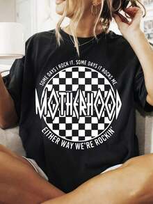 Camiseta Negra Retro de Gran Tamaño para Mujer con Gráfico a Cuadros 'MOTHERHOOD' y Eslogan 'Some Days I Rock It Some Days It Rocks' - 220gsm, Tejido Grueso, Unisex, Casual, para Uso Diario, Comodidad en Todas las Temporadas, Camiseta Divertida para Mamás - Negro - Ver 8
