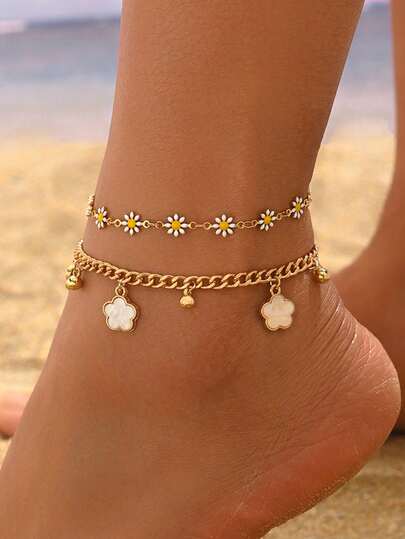 Conjunto de 2 tornozeleiras com corrente de margaridas, charmosas e versáteis, com pingente de trevo elegante. Joias e acessórios femininos da moda, perfeitos para o dia a dia, praia e encontros.