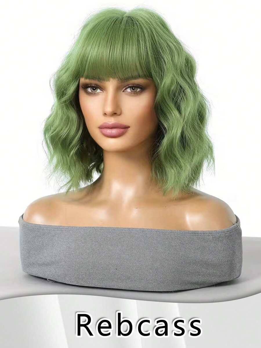 Perruque élégante bouclée courte pour femmes - cheveux synthétiques au look naturel, polyvalente pour toutes les occasions. Perruque bouclée ondulée courte de 12 pouces blanc/rouge clair/rouge/vert clair avec frange. Cheveux synthétiques doux et naturels parfaits pour les débutants et diverses occasions. Fibre résistante à la chaleur pour le cosplay, le style anime, avec un bonnet rose. Idéal pour les fêtes et événements des femmes, accessoire de cheveux anime