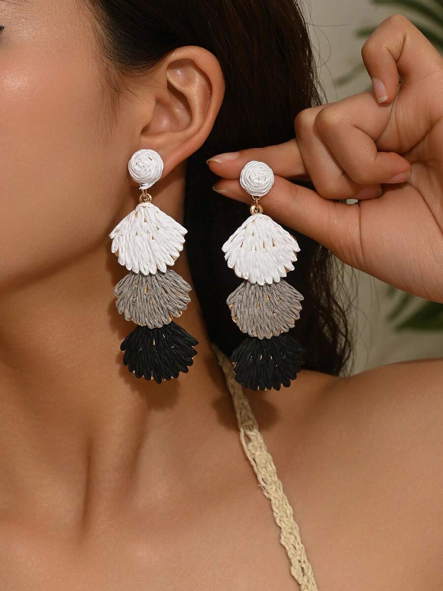 OOQ 1 Pair Handmade Bohemian Style Raffia Straw Shell Tassel Long Earrings, Geometric Design Earrings Suitable For Summer Beach, Holidays, Weddings, Mother's Day, Music Festivals, Daily Wear, Parties (Handcrafted Raffia Weaving, Shape And Direction Random) - Black and White - View 1