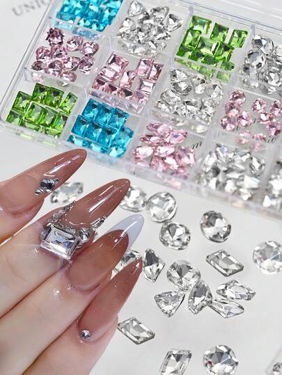 美甲水钻套装 - 90+颗混合形状和颜色，包括方形、圆形、梨形切割、透明粉色、绿色和蓝色水晶宝石，闪亮平底玻璃石，适用于DIY美甲、亚克力美甲、工艺品、化妆、手机壳装饰，持久闪亮的美甲饰品，适合女性、女孩、沙龙和家庭使用。