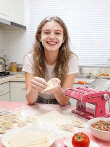 加厚齿轮手动意面机 | 六合一意面机，在家轻松制作劲道新鲜的面条/饺子皮/馄饨皮。升级加厚齿轮：这款手动意面机配备升级加厚齿轮，耐用性提升30%，擀面更轻松，不易打滑。六合一多功能：可制作圆面、宽面、细面、饺子皮、馄饨皮和包子皮，满足您所有自制意面的需求。 - 彩色 - 查看 7