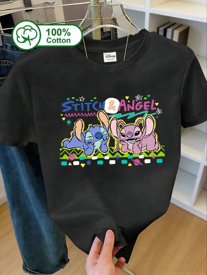Disney 迪士尼女士休闲日常100%纯棉短袖T恤，以史迪奇和安琪儿躺在色彩缤纷的波浪图案上为特色，并印有星星、爱心、闪电和其他复古元素。适合日常外出、上学、约会和游览迪士尼乐园。这款夏季服装，印有史迪奇和安琪儿图案的T恤，也可作为情侣装或朋友装穿着。黑色