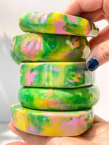 1件小众涂鸦风格树脂材质黄绿粉扎染纹理宽手镯，适合夏季度假和日常通勤 - 彩色 - 查看 2