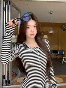 女士新款条纹长袖打底T恤，修身小众设计上衣，春季款 - 白色條紋 - 查看 4