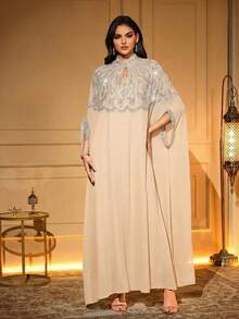 Áo Abaya dài dệt thanh lịch với họa tiết đính cườm, cổ khoét hình giọt nước và tay áo cánh dơi, được trang trí cầu kỳ. - Màu be - Xem 5