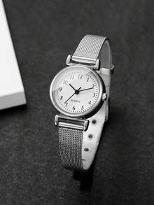 一套奢华闪耀女士石英腕表及手链套装,包含一枚纤薄石英腕表(白色圆形表盘)和一条镶嵌钻石心形及无限符号的银色网状手链。银色网状表带尽显优雅精致。作为一套实用腕表及珠宝套装,适合新年、日常通勤等多种场合佩戴。 - 銀色 - 查看 3