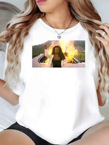 Mujer frente a un coche en llamas que simboliza fuerza valentía y transformación personal bajo un cielo despejado camiseta de mujer moderna cómoda 220g para uso diario - Blanco - Ver 8