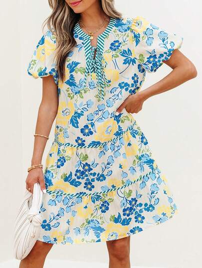 Vestido mini de mujer con estampado floral azul, rayas y volantes en las mangas de pétalo