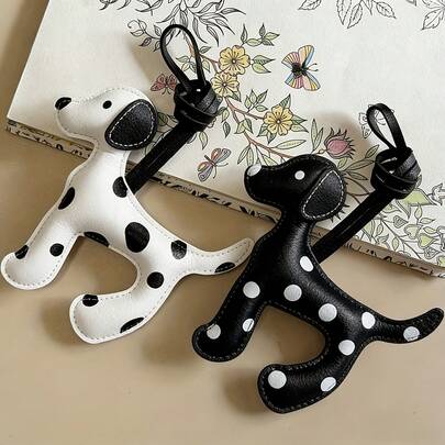 Bộ 2 móc khóa hình chó đốm Dalmatian, mặt dây chuyền hình chó đốm hoạt hình dễ thương được làm từ da PU mềm mại và thoải mái, kết cấu tinh tế và thiết kế đẹp mắt. Dây đeo có thể điều chỉnh, thiết thực và đa năng, có thể dùng làm móc khóa, móc trang trí túi xách, dây đeo điện thoại, v.v. Nhỏ gọn và đáng yêu, có thể treo trên túi xách, chìa khóa hoặc điện thoại để thêm phần dễ thương, phù hợp cho cả nam và nữ, là món quà lý tưởng cho Ngày Valentine, sinh nhật, kỷ niệm dành cho những người yêu thú cưng và những người thích đồ dễ thương.
