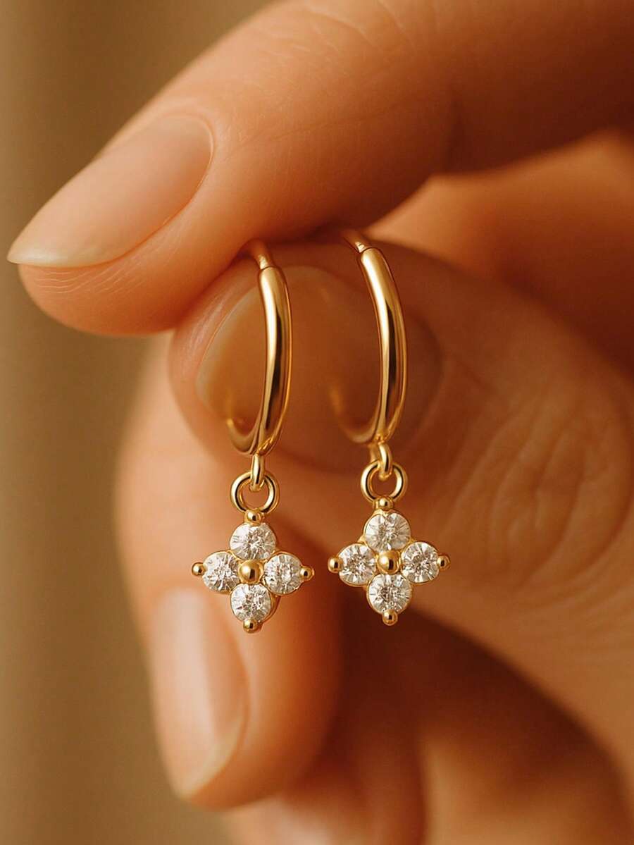 一对小巧的钻石花朵耳环，925纯银材质，独特不对称设计，女士珠宝耳环，适合日常佩戴、派对、新年礼物、生日礼物、情人节礼物。 - 鑲鑽小花耳環 - 查看 1