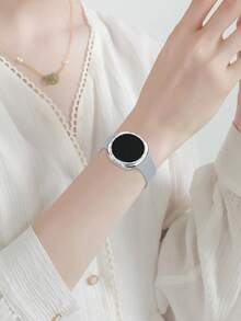手錶錶帶 + 手錶錶殼套組，相容於 Galaxy Watch 8 40mm 與 44mm。柔軟舒適的休閒運動矽膠錶帶，以及抗震防刮亮面水鑽錶殼。易於佩戴，觸控靈敏。適合女性智慧手錶錶帶與錶殼。 - 銀色錶帶配鑲鑽殼 - 查看 8