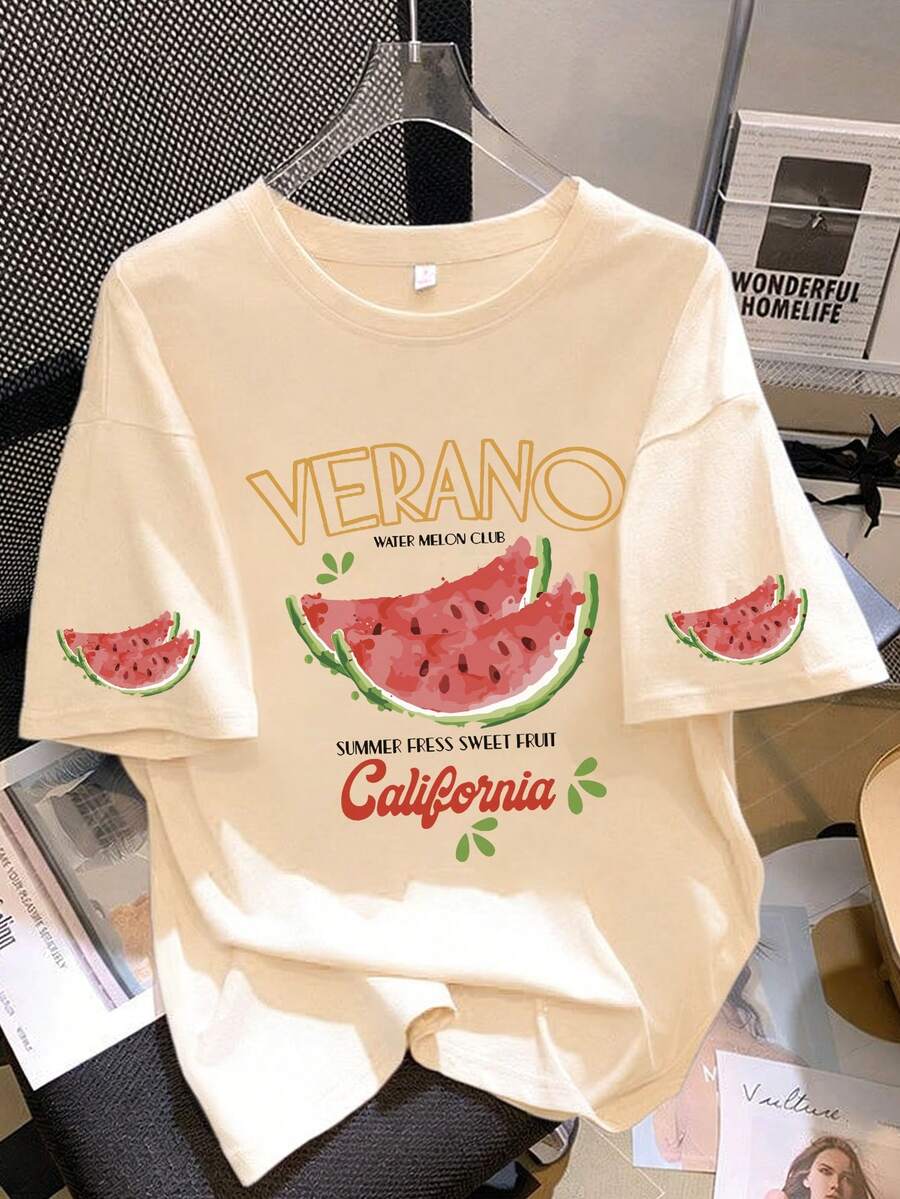 女士西瓜印花休闲T恤 - VERANO 加州风短袖圆领T恤,西瓜印花清新甜美水果图案短袖圆领休闲上衣 - 西瓜印花清新甜美水果海滩度假装扮,适合送给女友、男友和朋友,适合春夏搭配。适合日常穿着、度假、夏季、海滩风、派对、音乐节、假日和工作场合。柔软舒适,适合大码女士穿着。 - 杏色 - 查看 1