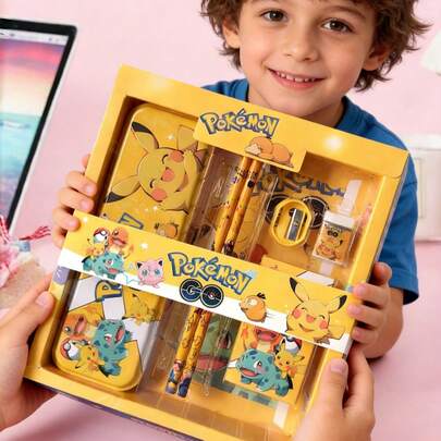 pokemon 卡通人物风格文具礼盒套装，内含铅笔、笔记本、卷笔刀、铅笔盒、尺子、橡皮擦和蜡笔。
