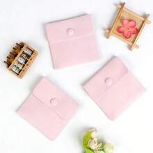 6个/套 天鹅绒按扣首饰袋，尺寸3.94*3.94英寸，按扣式首饰袋，适用于项链、手链、耳环收纳，奢华礼品袋，材质柔软耐用，适合包装珠宝、珠子、耳环、项链、手表、手镯等，优雅适用于情人节、婚礼、圣诞节、生日、派对、母亲节、感恩节、周年纪念日、毕业典礼等场合。 - 粉色 - 查看 8