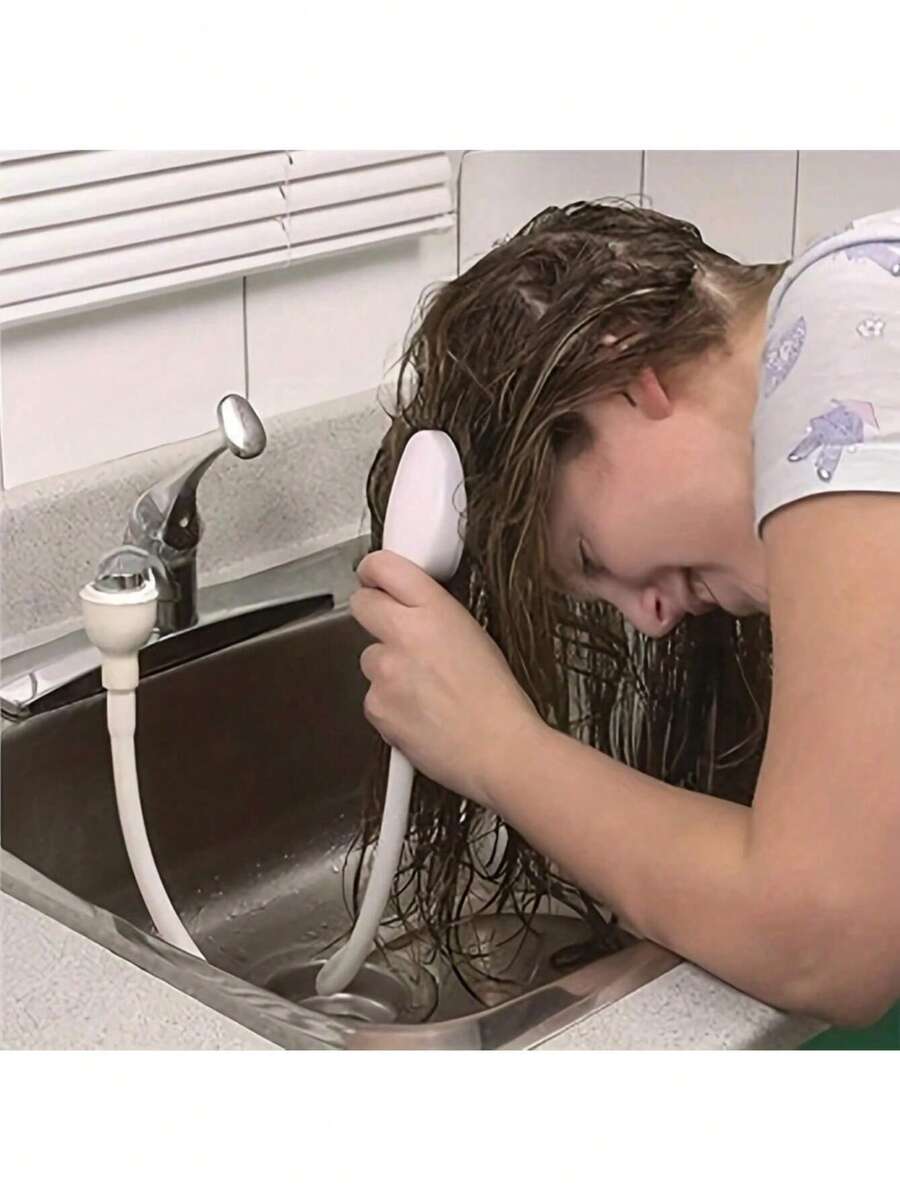 1 vòi xịt cầm tay bằng nhựa hình tròn, đa chức năng, bao gồm bộ chuyển đổi vòi dễ lắp đặt, cắm là dùng ngay, không cần nguồn điện, thích hợp cho gia đình và du lịch, dùng để gội đầu và tắm cho thú cưng.