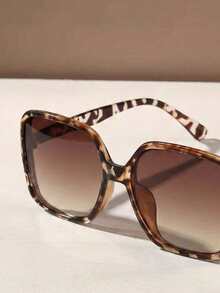 1 par de gafas de moda de playa con marco grande y estampado de leopardo degradado para mujer, ideales para ropa de otoño/invierno y uso casual de negocios. El diseño de contraste con estampado de leopardo crea una vibra bohemia de vacaciones - Marrón - Ver 3