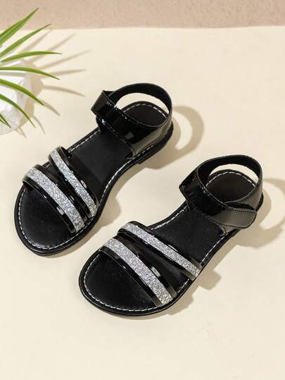 儿童亮片凉鞋，女童水钻魔术贴沙滩鞋，亮色鞋面搭配黑色软底，设计优雅精致，简约而不失时尚感。