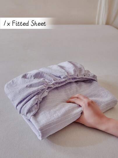 1件浅紫色竖条纹提花床笠，款式时尚，四季皆宜，柔软透气，可机洗，深口袋设计，全尺寸