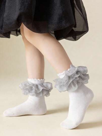 1 đôi tất ngắn ren bạc cho bé gái, kiểu dáng công chúa thanh lịch, thích hợp cho trang phục dự tiệc.