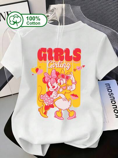 Disney 迪士尼女士休闲日常100%纯棉短袖T恤，背面印有米奇、黛西和爱心图案，以及嘴唇印花图案，传递“好朋友在一起，自信闪耀”的理念。非常适合日常互动和闺蜜间的珍贵纪念。适合日常外出、闺蜜约会以及居家休闲穿着。米奇和黛西图案印花T恤。