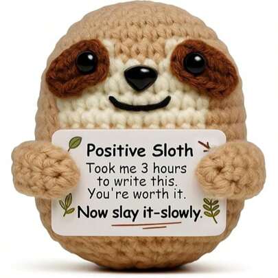 这款充满正能量的树懒圣诞生日礼物，男女皆宜，手工钩织而成，寓意积极向上，是送给妈妈、爸爸、儿子、姐妹、朋友和同事的励志家居装饰礼物，也是办公桌、书架或学习区的完美装饰，增添温馨色彩。小巧精致却饱含喜悦，是送给喜欢小巧而有意义的纪念品的孙辈或孩子的完美圣诞礼物。