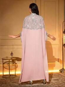 优雅长款粉色睡袍，饰有串珠刺绣、蝙蝠袖和钥匙孔领口，采用飘逸的梭织面料，适合特殊场合穿着。 - 淺粉色 - 查看 2