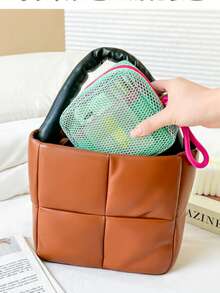 马卡龙网眼化妆包 | 分格收纳，一目了然，告别翻箱倒柜的烦恼，让美妆收纳变得轻松惬意。网眼透明设计：网眼材质让物品一目了然，无需翻找即可快速找到所需物品。 - 查看 4