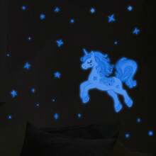 1 pieza Pegatina de pared que brilla en la oscuridad con unicornio y estrellas, con un unicornio de melena y cola degradadas en morado y azul decoradas con un patrón de estrellas, en un esquema de color suave y soñador. Adecuado para dormitorio, sala de estar u otros espacios para agregar rápidamente un toque artístico y crear un ambiente cálido y romántico. - A - Ver 6