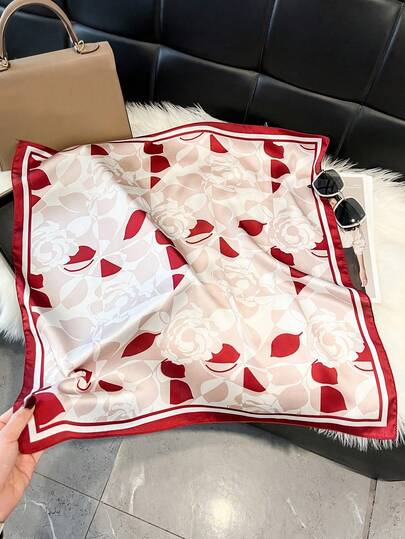 1条优雅印花70厘米丝滑小方巾，多功能用途，可作头巾、腰带、发饰、时尚领巾，适合日常搭配和装饰。