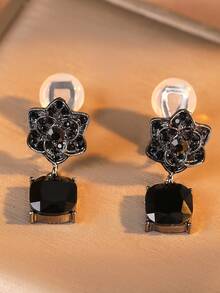 1 para modnych czarnych kolczyków z cyrkonii, klipsy w nowym stylu bez przekłuwania, biżuteria do uszu w stylu retro wysokiej klasy, odpowiednia do codziennego noszenia przez kobiety i na prezenty festiwalowe - Klipsy na uszy bez przekłuwania - Zobacz 2